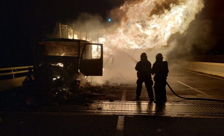 Arde tráiler con veladoras en la Mex-Pue