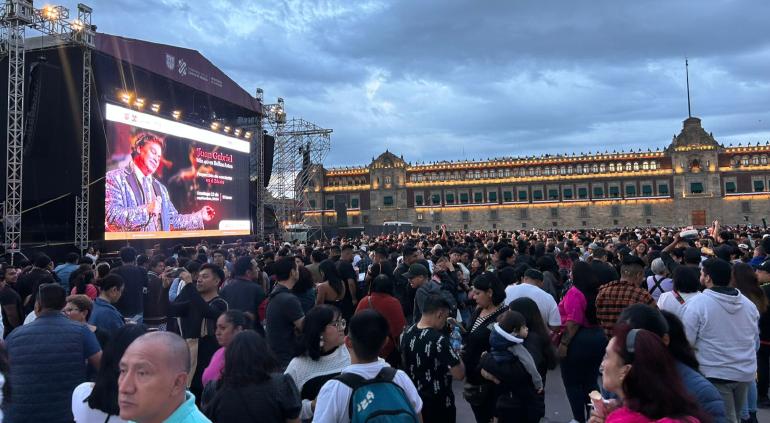 ¡70 mil personas llenaron el Zócalo para escuchar a Juan Gabriel!