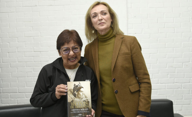 Se presenta la escritora española Cristina Morató en la prepa Lázaro Cárdenas de la BUAP