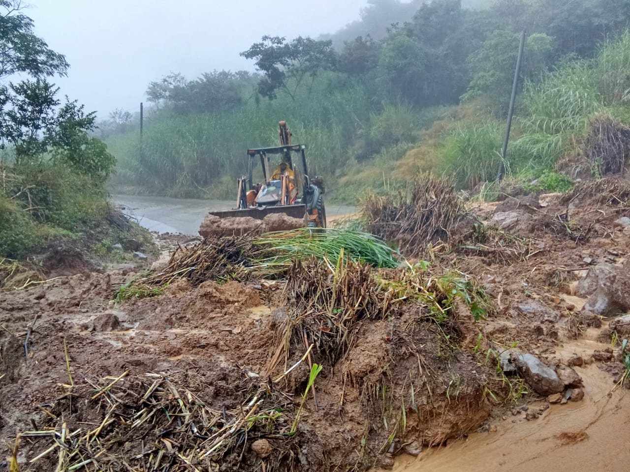 Atienden emergencia de deslaves provocados por las lluvias en al interior del estado de Puebla