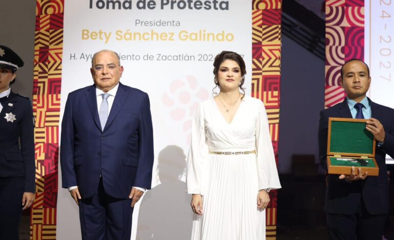 Bety Sánchez entrega mando de Policía de Zacatlán a capitán de la Marina
