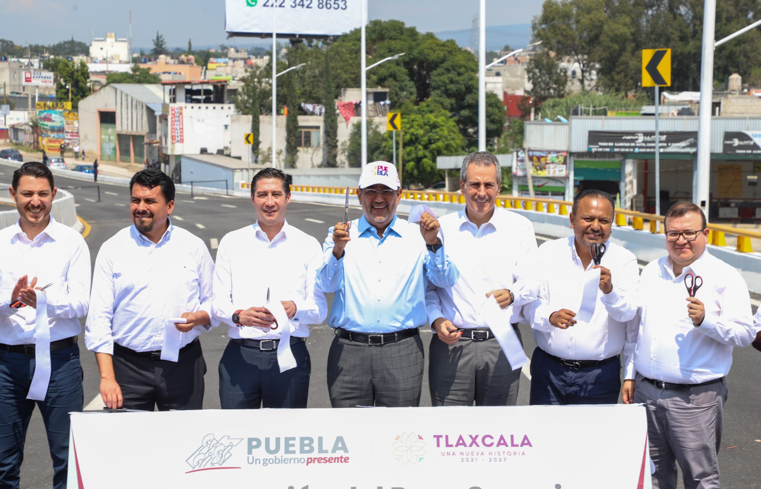 Entrega gobernador Sergio Salomón el Paso Superior Vehicular de la Central de Abasto