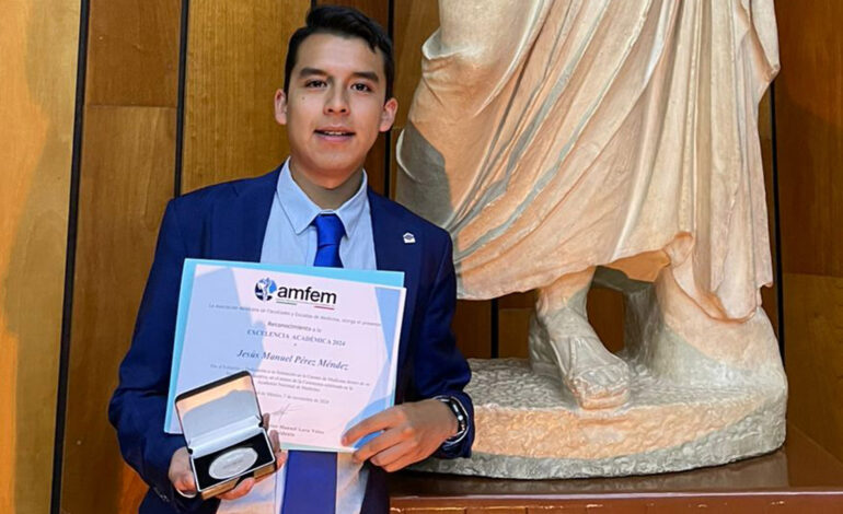 Pasante de Medicina del Complejo Regional Nororiental de la BUAP gana Premio a la Excelencia Académica 2024