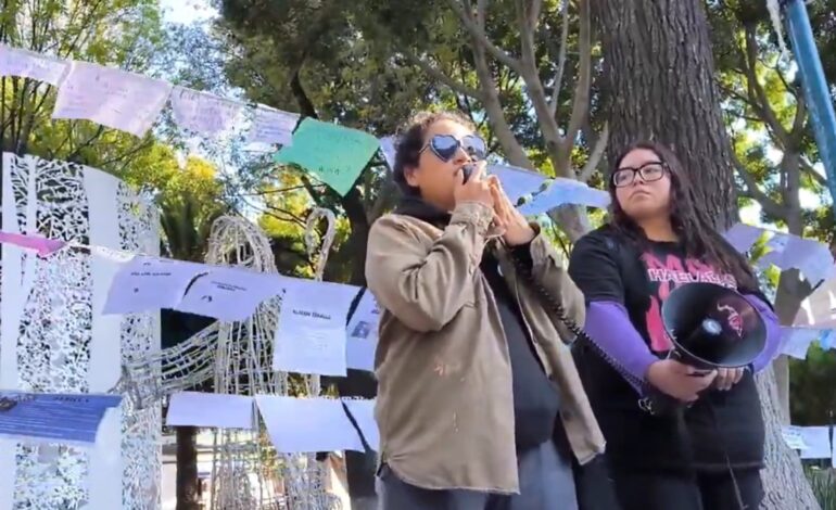 Feministas hacen marcha y realizan tendedero en conmemoración del 25N en Puebla