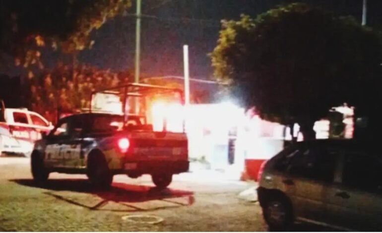 Atacan a balazos a mando policiaco