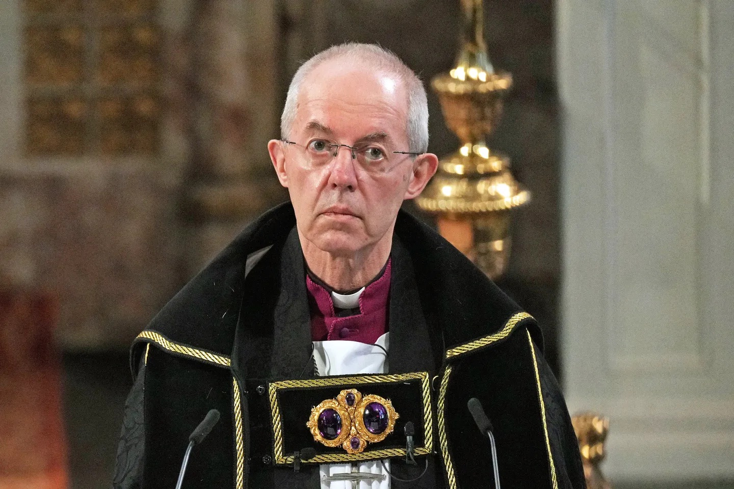 Renuncia arzobispo de Canterbury