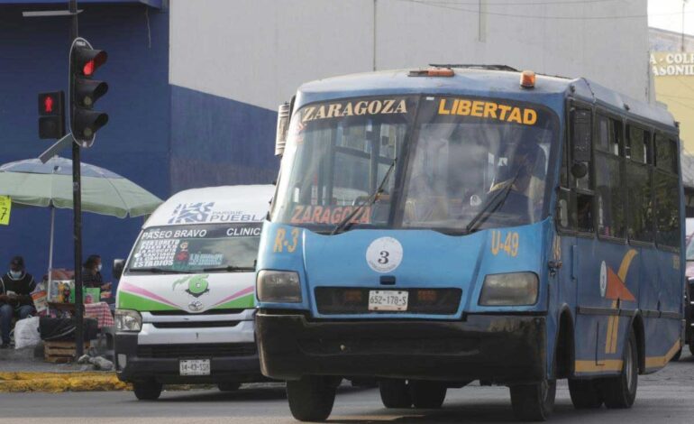 Insisten transportistas en aumento al pasaje