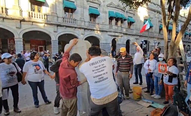 Instalan “Anti Monumento” en el Zócalo para visibilizar desapariciones en Puebla