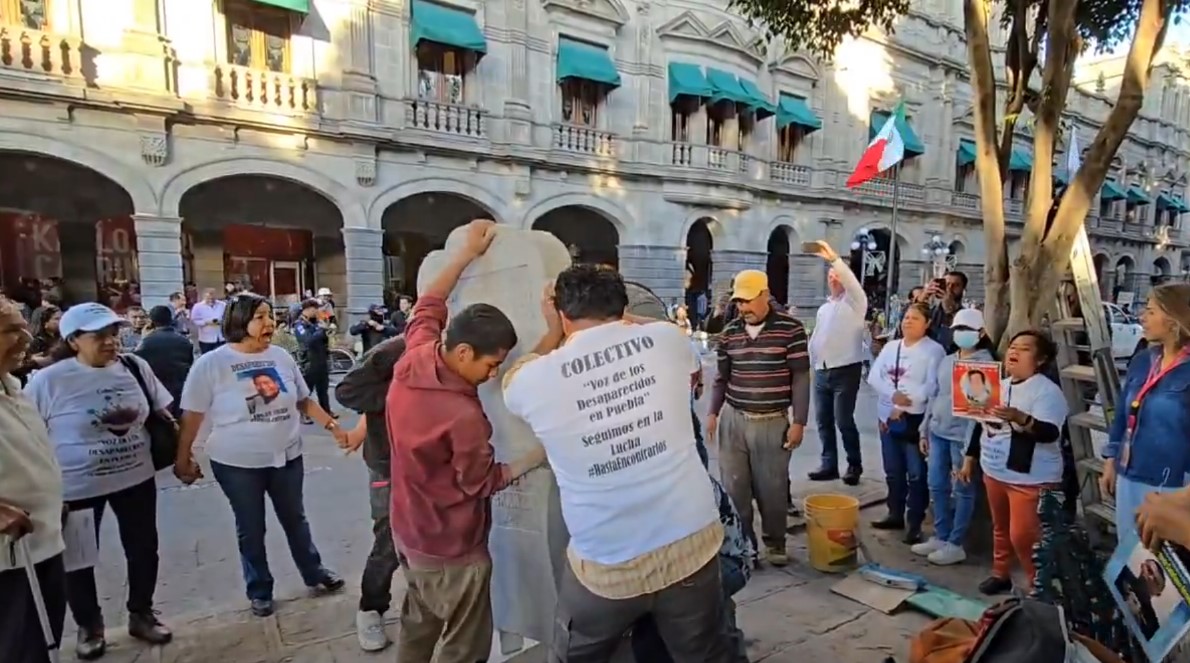 Instalan “Anti Monumento” en el Zócalo para visibilizar desapariciones en Puebla