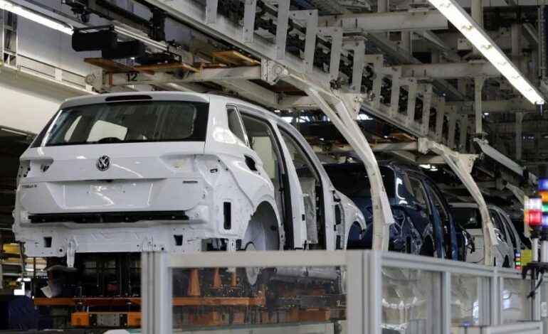 Analiza Volkswagen trasladar producción del Golf al extranjero