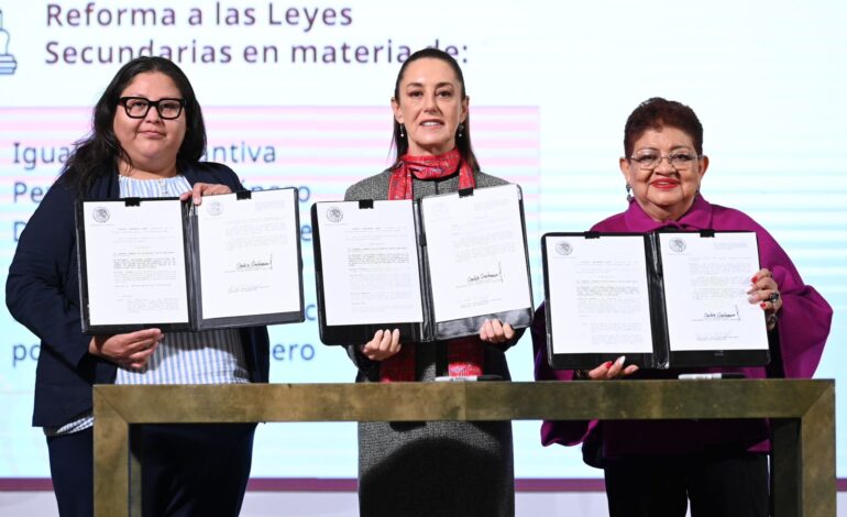 Firma Claudia Sheinbaum decreto de leyes secundarias para protección de mujeres