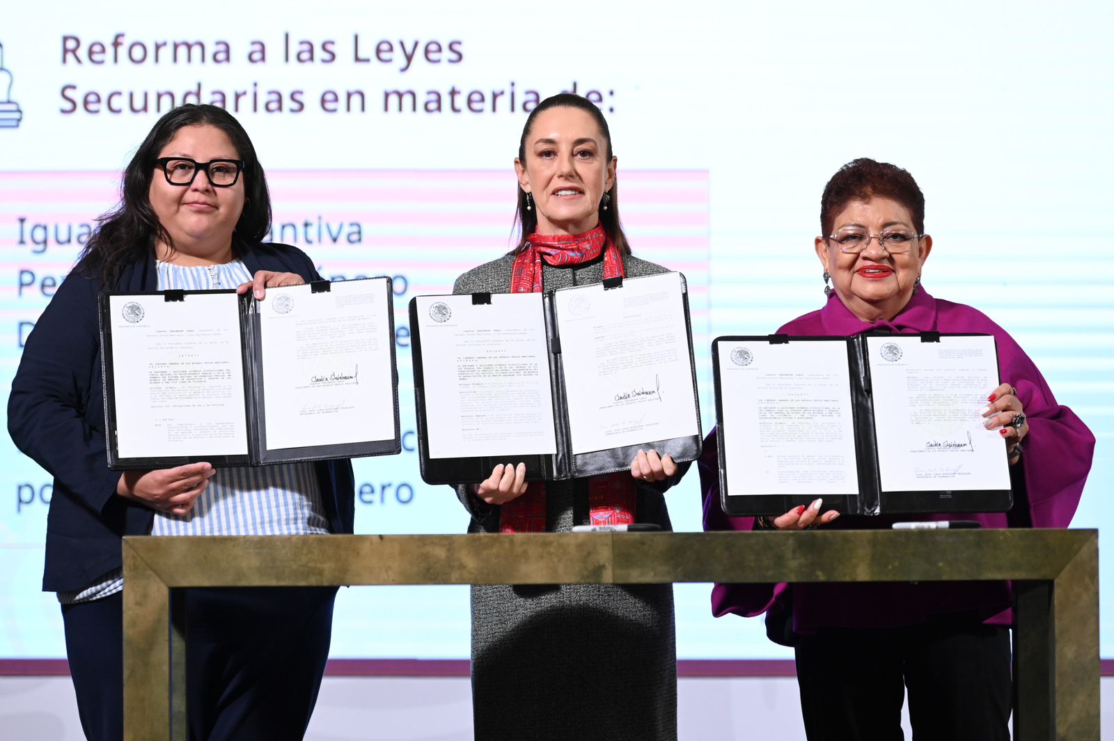 Firma Claudia Sheinbaum decreto de leyes secundarias para protección de mujeres