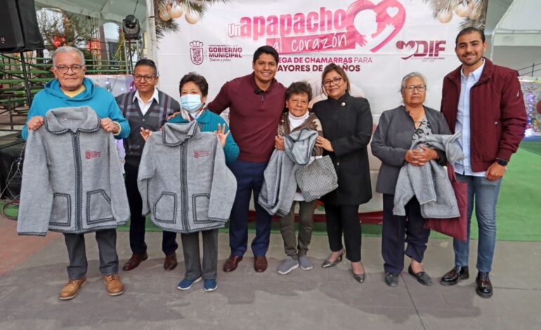 Entrega Omar Muñoz chamarras en la cabecera municipal con el programa Un apapacho al corazón