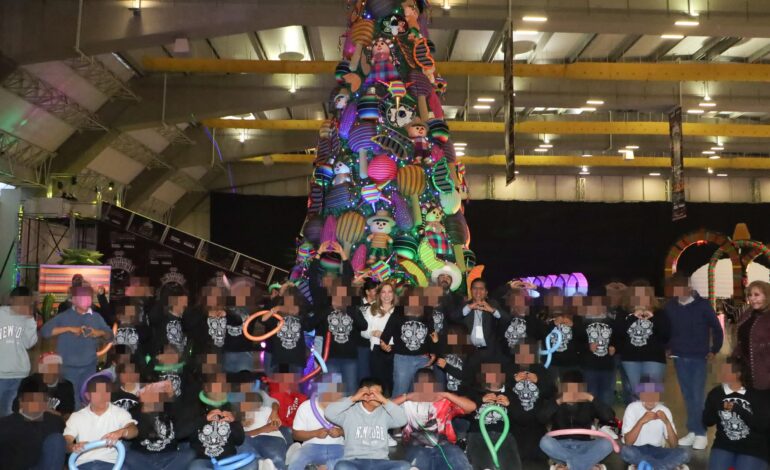 Convive Ceci Arellano con jóvenes de Casa del Adolescente en el Festival Navideño