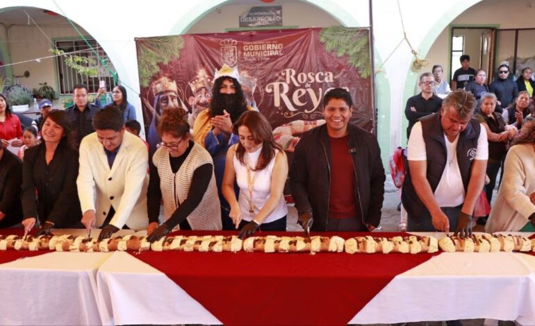 Omar Muñoz encabezó partida de rosca y entrega de juguetes en San Lorenzo Almecatla y Sanctorum