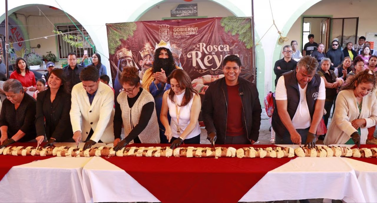 Omar Muñoz encabezó partida de rosca y entrega de juguetes en San Lorenzo Almecatla y Sanctorum