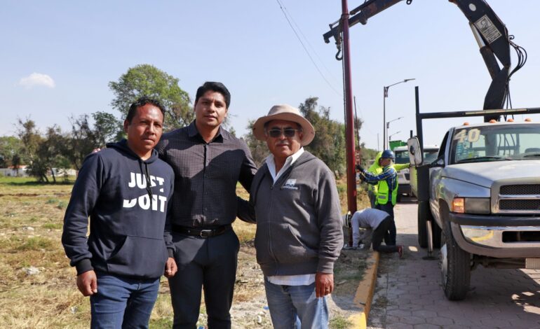 Supervisa Omar Muñoz la instalación de luminarias en Chautenco