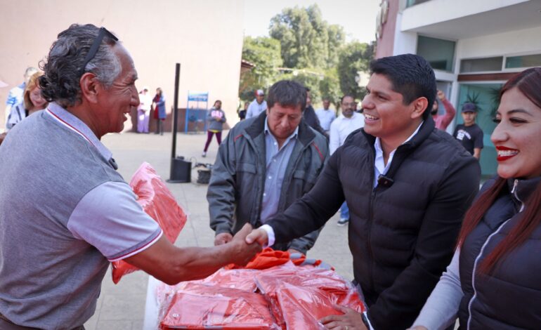 Entrega Omar Muñoz uniformes a personal de Parques y Jardines