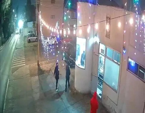 Con lujo de violencia asaltan la taquería Los Sentados en Circuito Interior