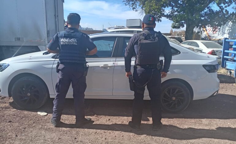 Recuperan policías de Cuautlancingo un vehículo robado