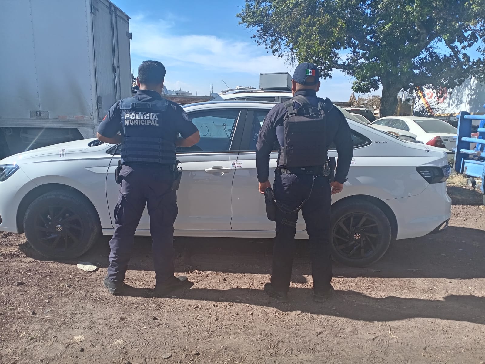 Recuperan policías de Cuautlancingo un vehículo robado