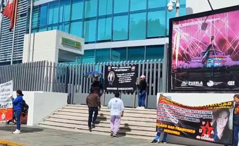 Comerciantes de la UPVA 28 de Octubre realizan manifestación por el asesinato de Meztli Sarabia