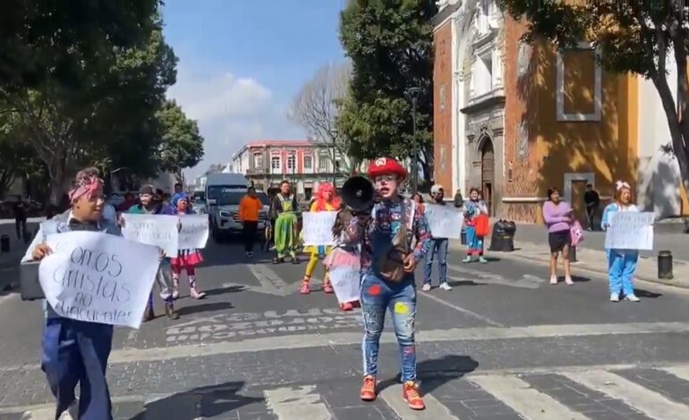 ¡Nuevamente! Payasos protestan en el Zócalo de Puebla para poder trabajar