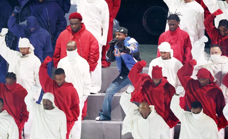¡Kendrick Lamar arrasa en el escenario del Super Bowl 2025!