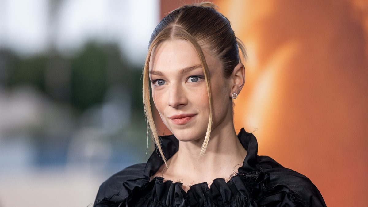 Hunter Schafer, actriz trans de «Euphoria» recibe su pasaporte estadounidense con género masculino