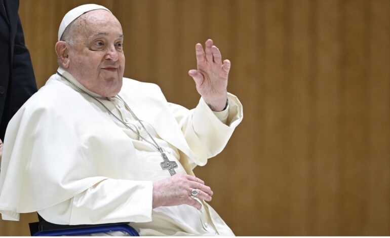 Reportan al Papa Francisco con insuficiencia renal leve