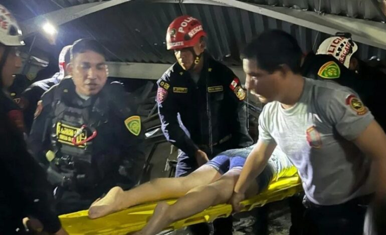 Mueren 8 al caer techo en plaza de Perú