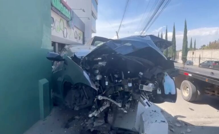 Vive de milagro tras destrozar Tesla