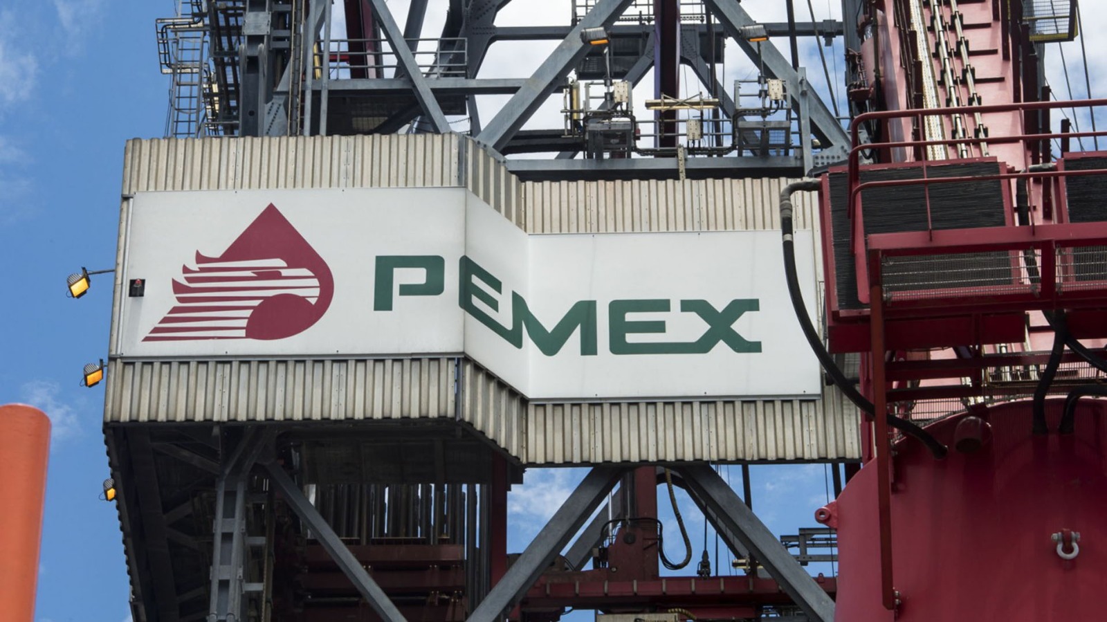 Investigan red de tráfico de plazas en Pemex