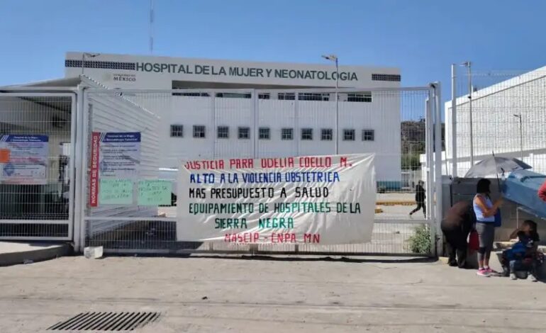 Exigen justicia por muerte materna en Tehuacán; cierran carretera en protesta