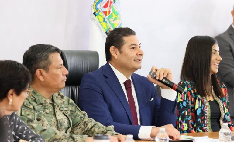 Confirman participación de 33 escuelas y 11 carros alegóricos en el desfile del 5 de mayo en Puebla