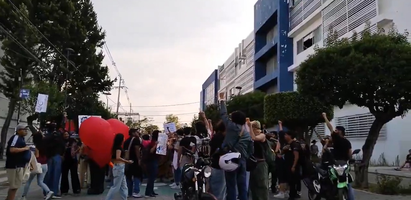 Estudiantes de la BUAP marchan tras paro para exigir cumplimiento de acuerdos