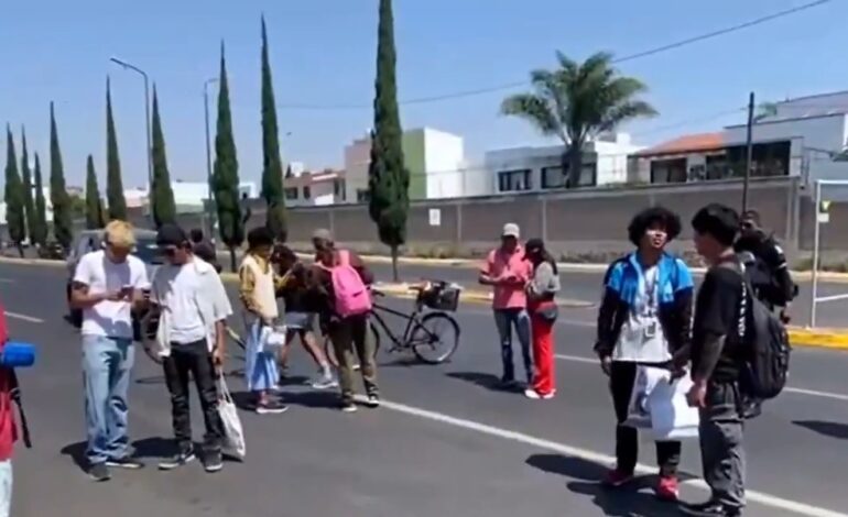 Estudiantes de Psicología bloquean y reabren Cúmulo de Virgo en protesta por fin del paro