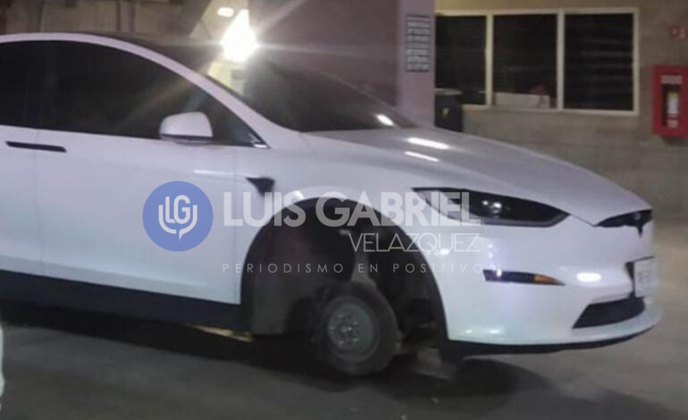 Desvalijan Tesla en plena Angelópolis: se lo llevan sin llantas y sin dejar rastro