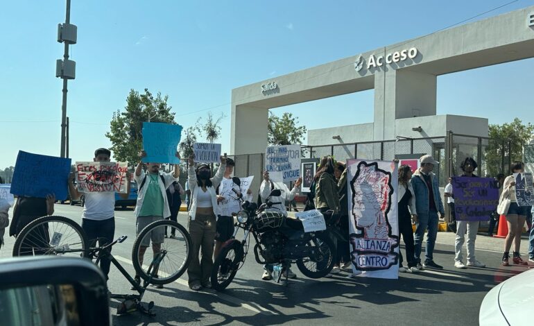 Estudiantes de Psicología bloquean vialidad en protesta por Congreso Nacional en la BUAP