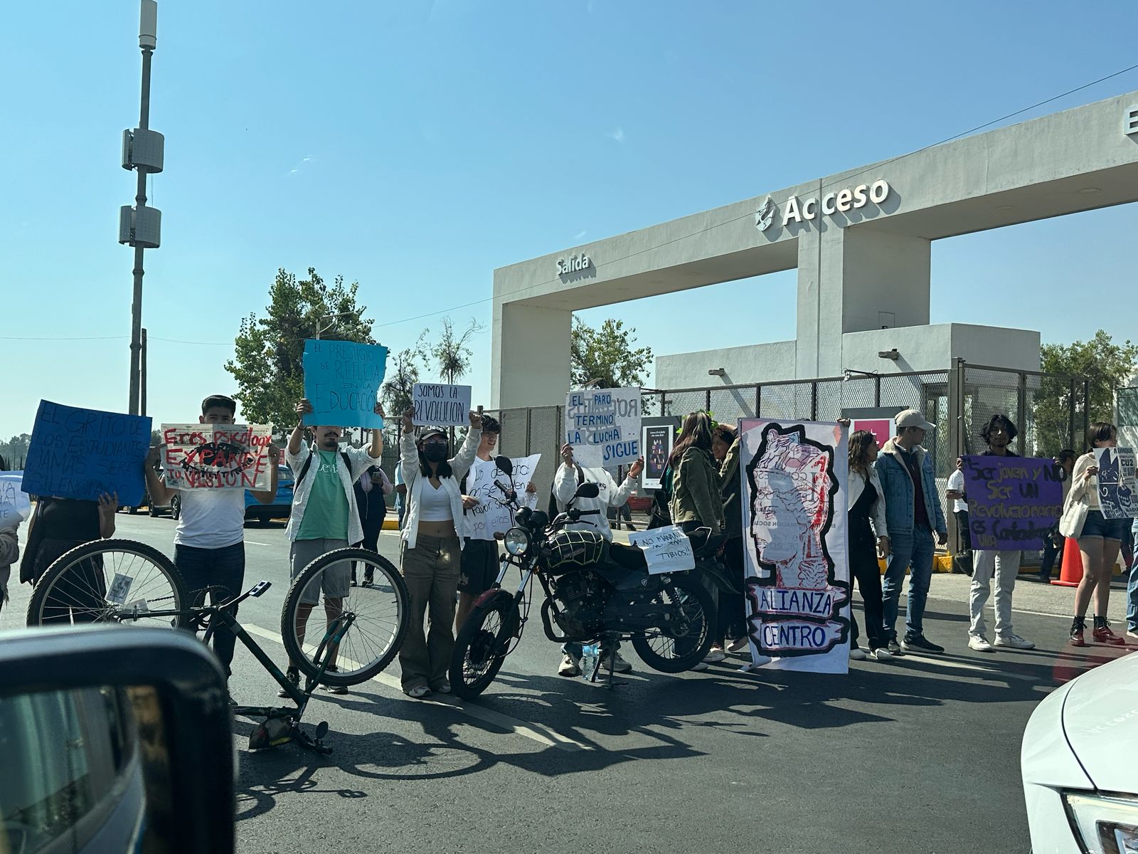 Estudiantes de Psicología bloquean vialidad en protesta por Congreso Nacional en la BUAP