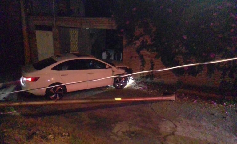 Delincuentes escapan tras persecución; chocan auto robado contra casa en Romero Vargas