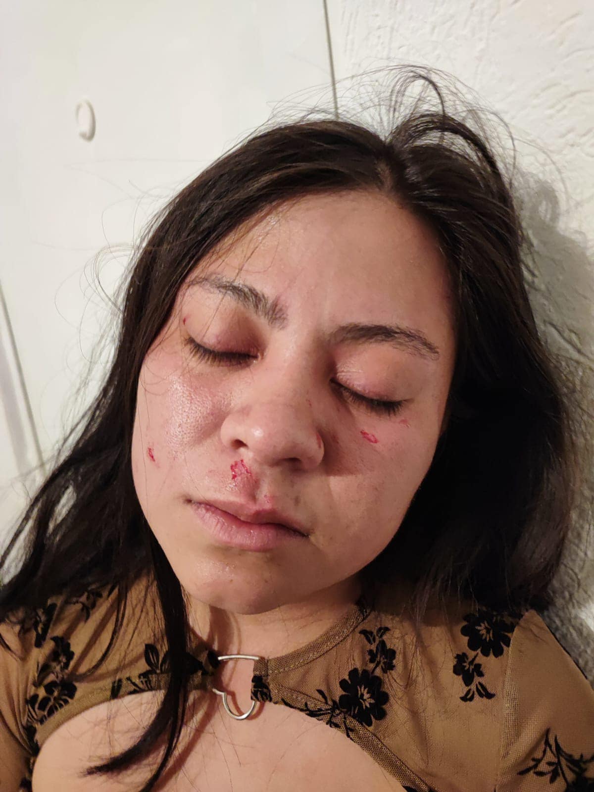 Policía en activo golpea y azota a su exnovia en la calle; temen que quede impune