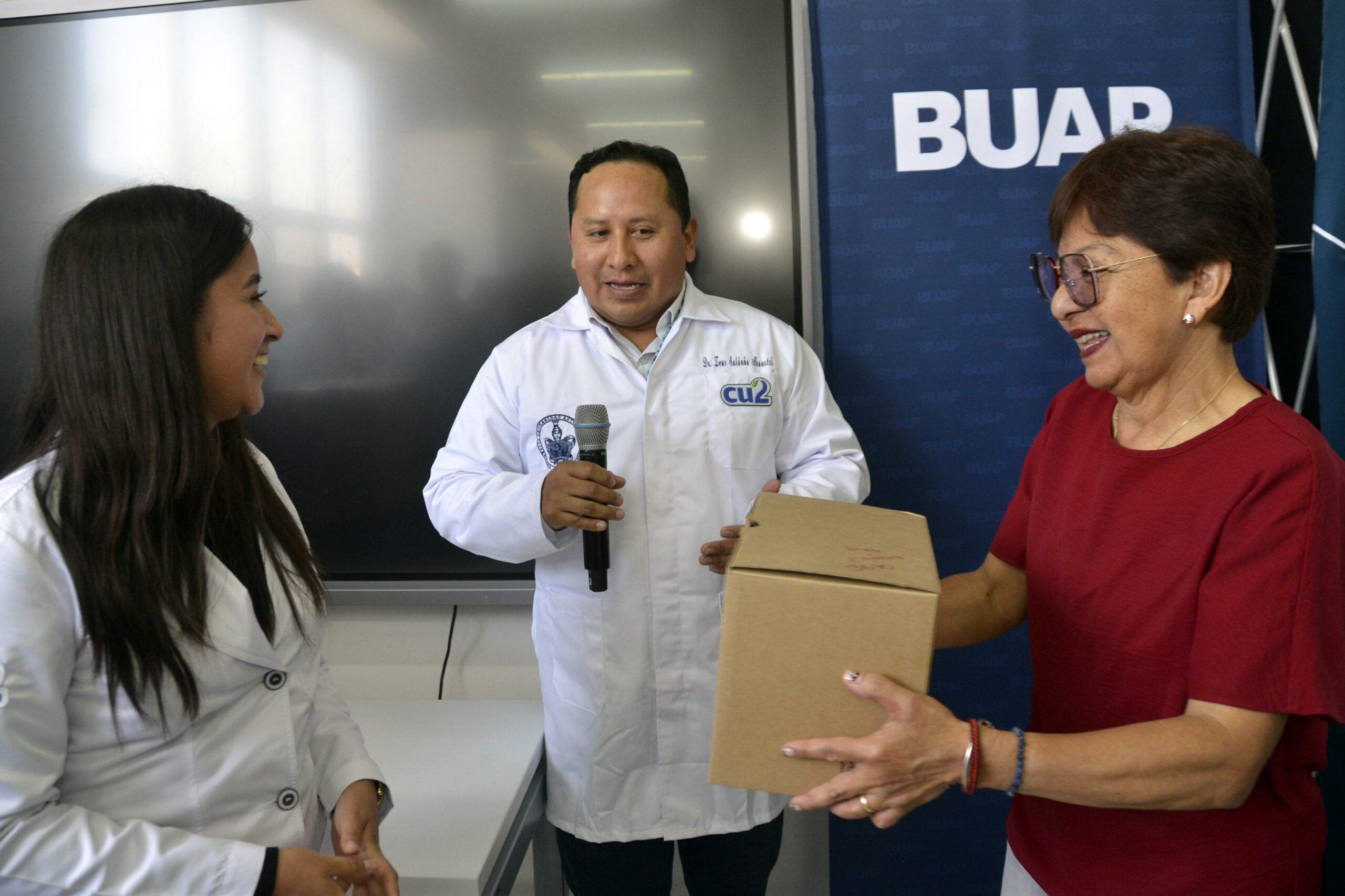 Entrega Rectora Lilia Cedillo 50 microscopios para laboratorios en CU2 de la BUAP