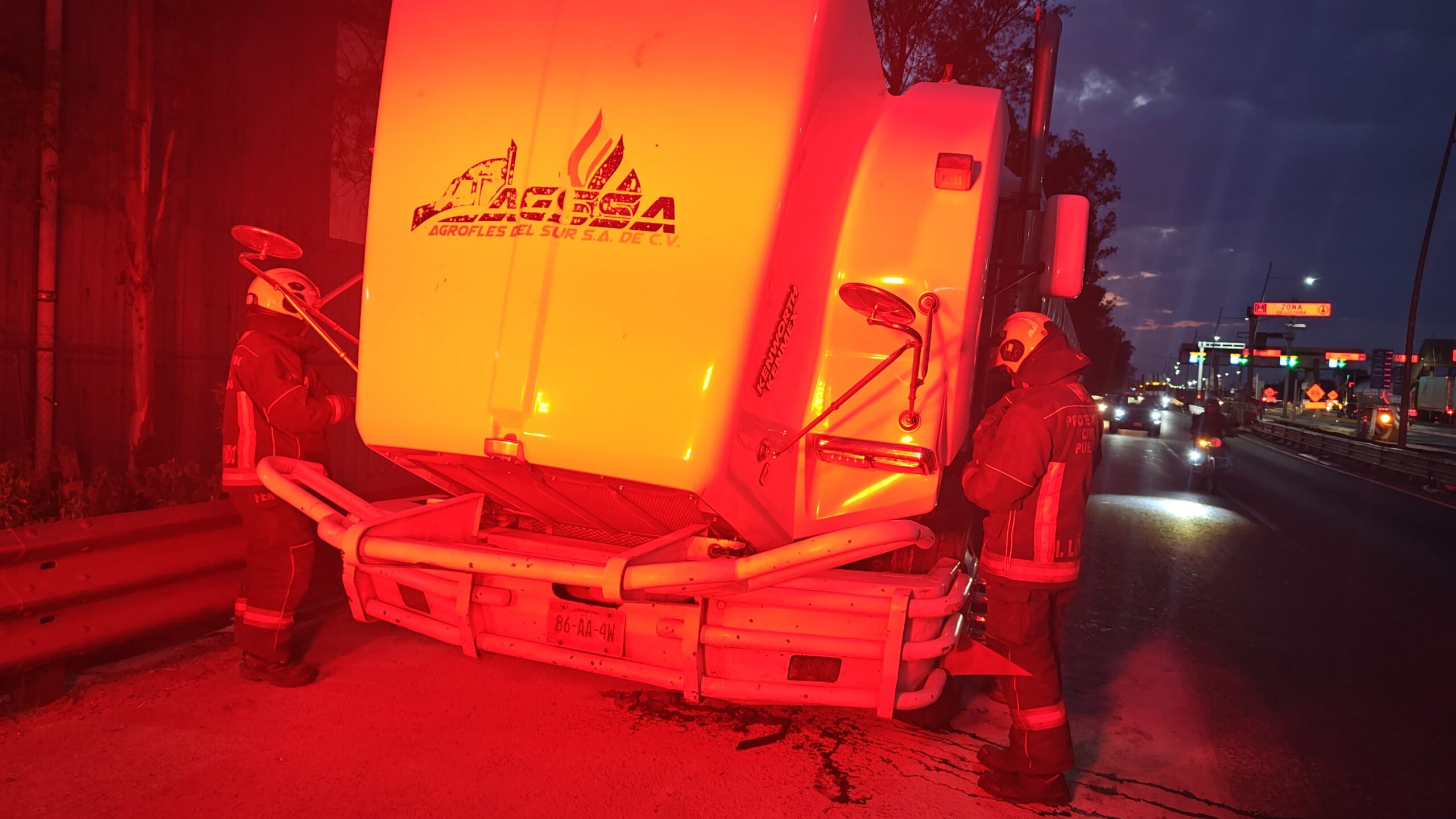 Incendio en la Vía Atlixcáyotl moviliza a bomberos y genera alarma entre automovilistas