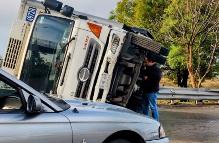 Volcaduras de dos camionetas de reparto provocan caos vial en Periférico y la autopista México-Puebla