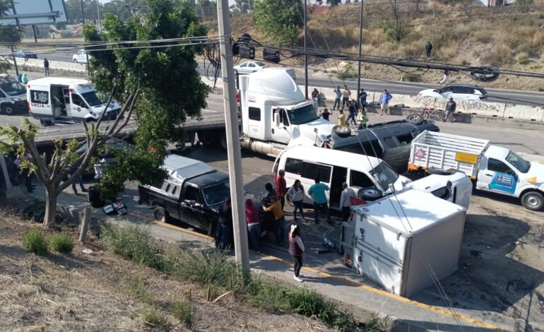 ¡Caos total en el Periférico! Tráiler provoca mega carambola con más de 10 vehículos y 12 lesionados