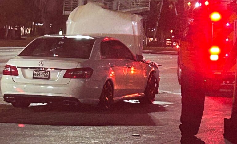 Choque entre autos de lujo en la Atlixcáyotl deja cuantiosos daños