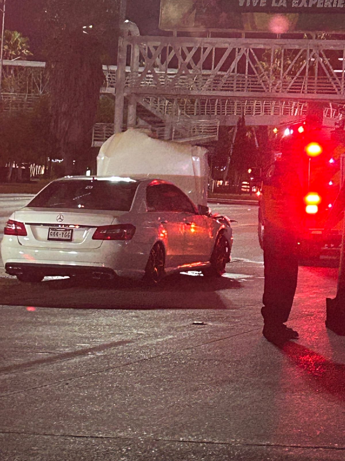 Choque entre autos de lujo en la Atlixcáyotl deja cuantiosos daños