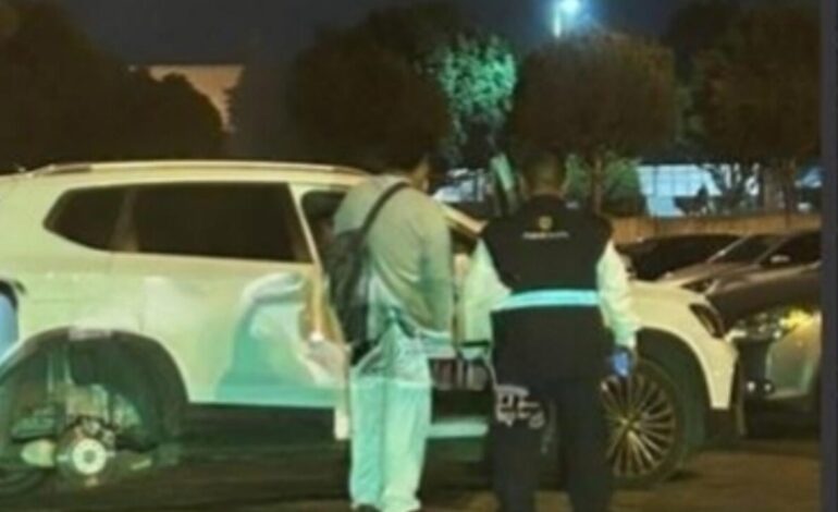 Roban llantas de dos camionetas en estacionamiento de Volkswagen; trabajadores exigen mayor seguridad