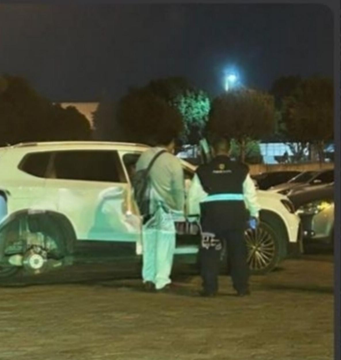 Roban llantas de dos camionetas en estacionamiento de Volkswagen; trabajadores exigen mayor seguridad